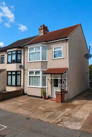 4 Bedroom Detached House To Rent In Park Crescent, Hornchurch, RM11