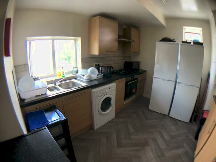 6 Bedroom Flat To Rent In Chinbrook Road, Grove Park, SE12