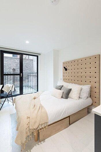 Studio To Rent In Commercial Road, London, E14