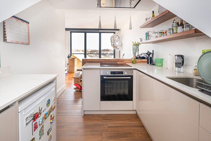 2 Bedroom Flat To Rent In Garratt Lane, London, SW17