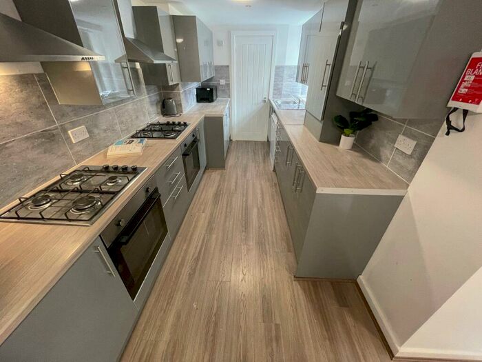 6 Bedroom House To Rent In Kensington, L7