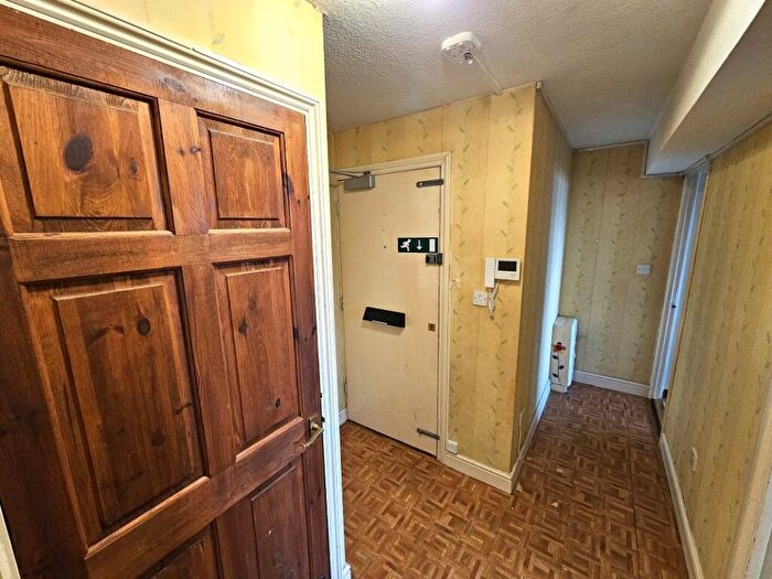 1 Bedroom Flat For Sale In Flat Cleveland Tower, Holloway Head, Birmingham, West Midlands, B1