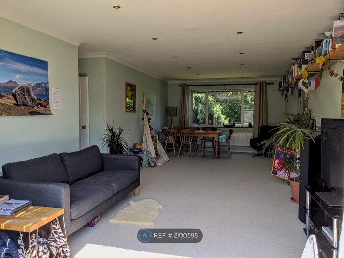 3 Bedroom Flat To Rent In Severnleigh Gardens, Bristol, BS9