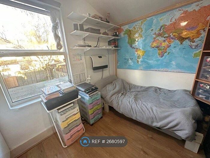 Studio To Rent In Leslie Road, London, E11