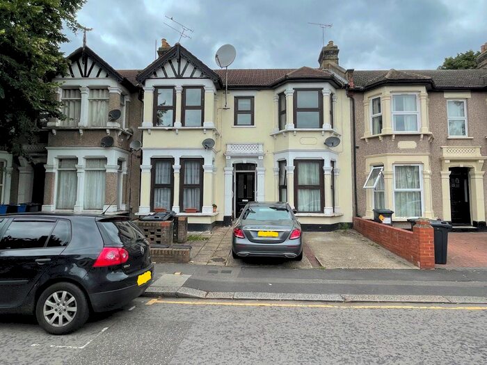 1 Bedroom Flat To Rent In Beaufort Gardens, Cranbrook, Ilford, IG1