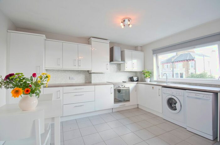 1 Bedroom Flat To Rent In Crescent Road, Raynes Park, London, Greater London, SW20