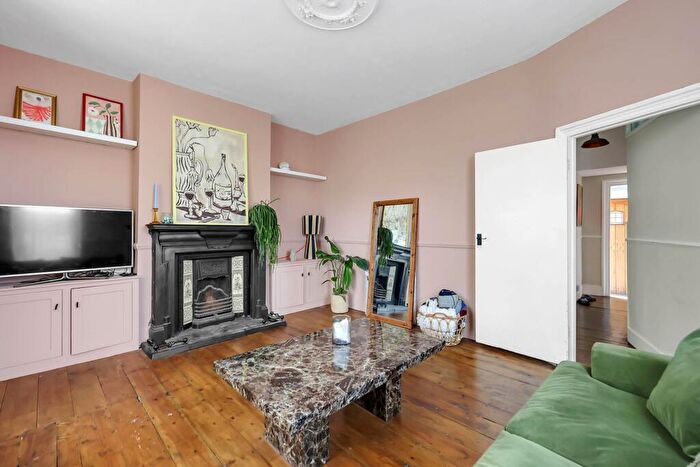 1 Bedroom Flat For Sale In High Road Leyton, London, E15