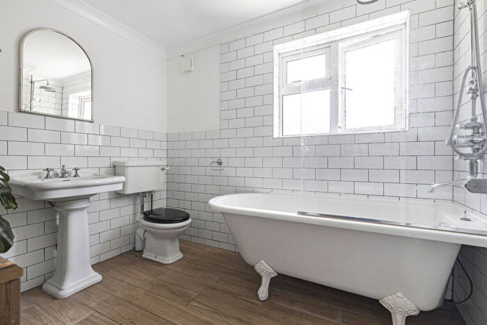 3 Bedroom Apartment For Sale In Highland Road, Shortlands, BR1
