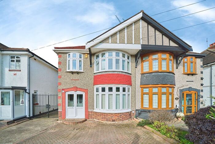 3 Bedroom Semi Detached House For Sale In Herent Drive, Ilford, IG5