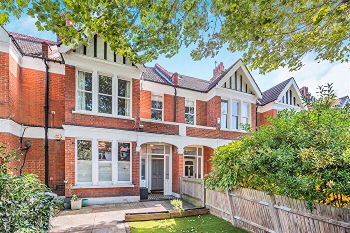 3 Bedroom Maisonette For Sale In Park Hill, Clapham, SW4