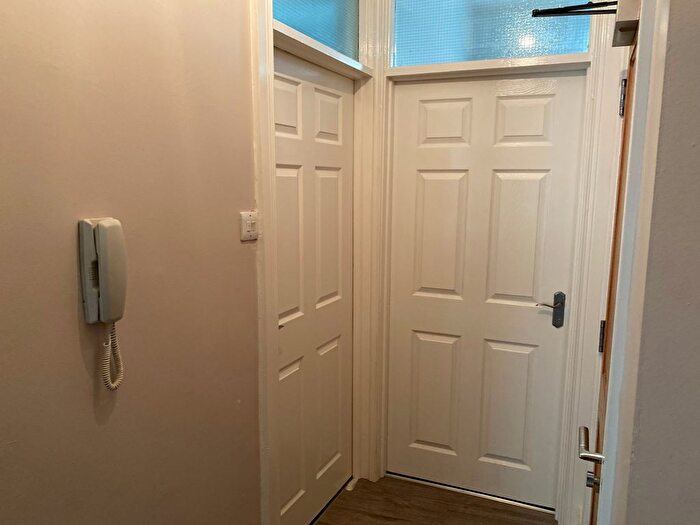 3 Bedroom Flat To Rent In Fitzroy Avenue, Belfast, BT7