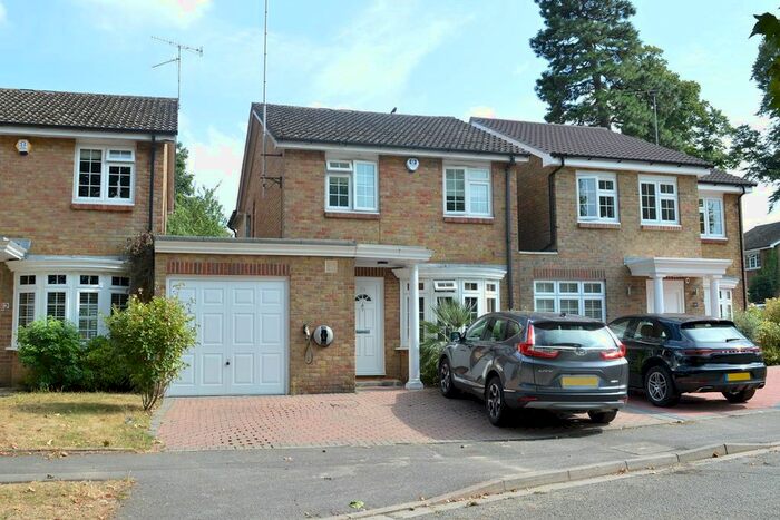 4 Bedroom Link Detached House To Rent In Marlborough Drive, Weybridge, KT13