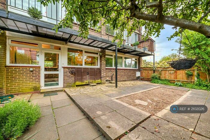 2 Bedroom Flat To Rent In Weyside, Farnham, GU9