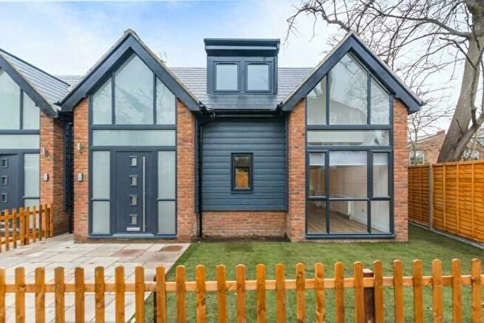 2 Bedroom Detached House To Rent In Edeleny Close, East Finchley, N2