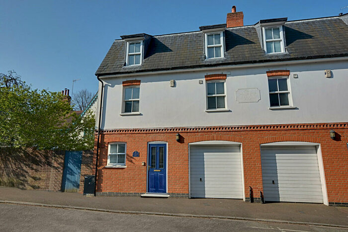 4 Bedroom Semi-Detached House To Rent In Old Vicarage Mews, Church St, SG14