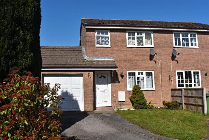 3 Bedroom Semi Detached House For Sale In Kingcup Avenue, SO31