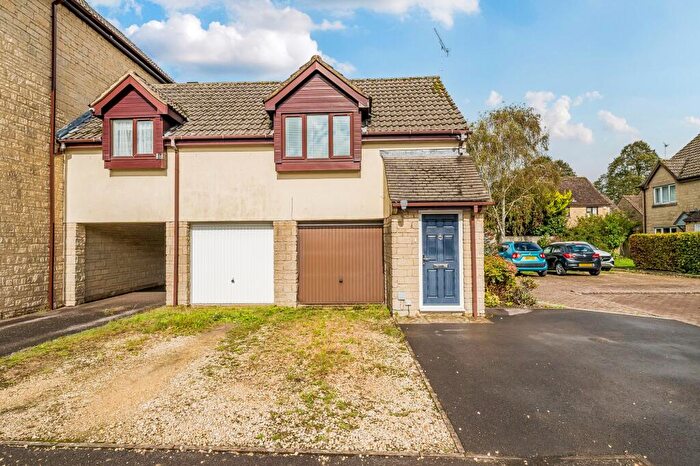 2 Bedroom Flat To Rent In Woodhouse Close, Cirencester, GL7