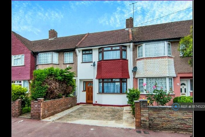 1 Bedroom Flat To Rent In Naseby Road, Dagenham, RM10