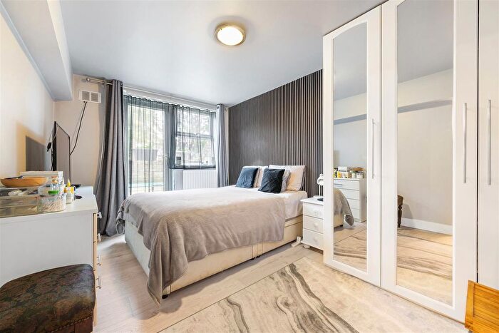 2 Bedroom Flat For Sale In Friar Mews, West Norwood, SE27