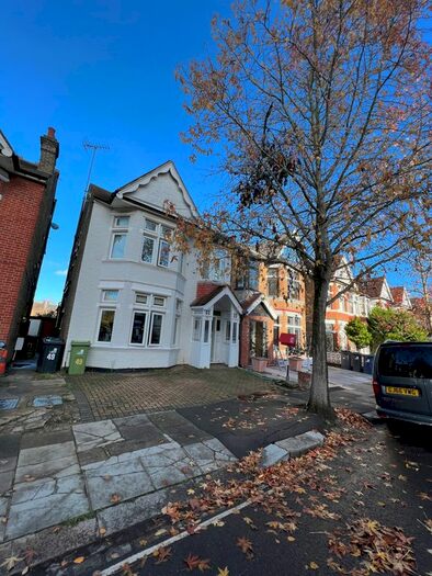 3 Bedroom Flat To Rent In Craven Avenue, London, W5