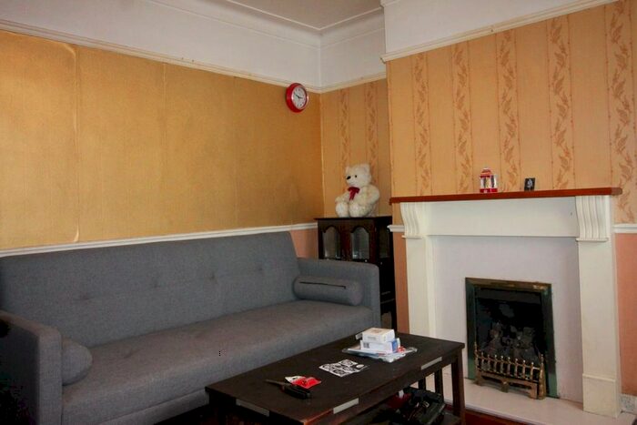 2 Bedroom Property To Rent In Park View Avenue, Leeds, West Yorkshire, LS4