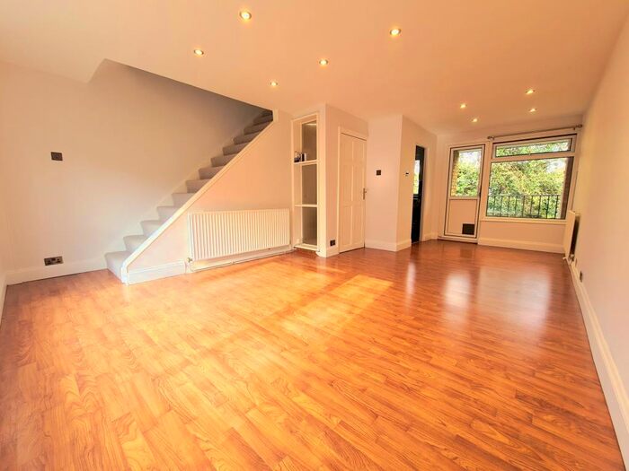 2 Bedroom Flat To Rent In Beeches Court, Avondale Road, BR1