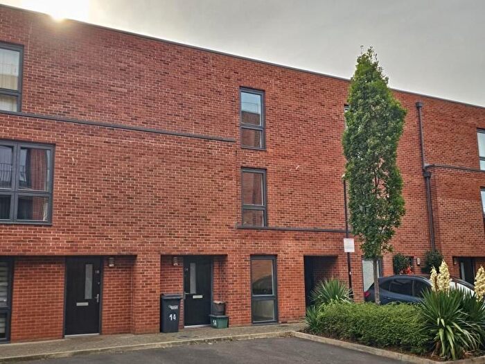 4 Bedroom Town House To Rent In Kiln Close, Gloucester, GL1