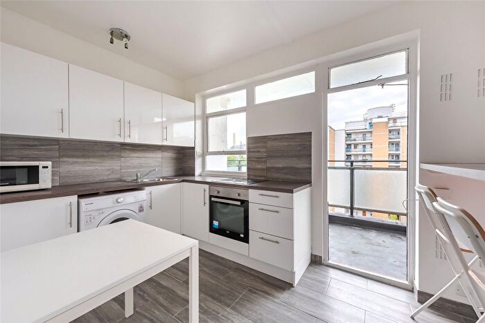 2 Bedroom Flat To Rent In Churchill Gardens, London, Uk, SW1V