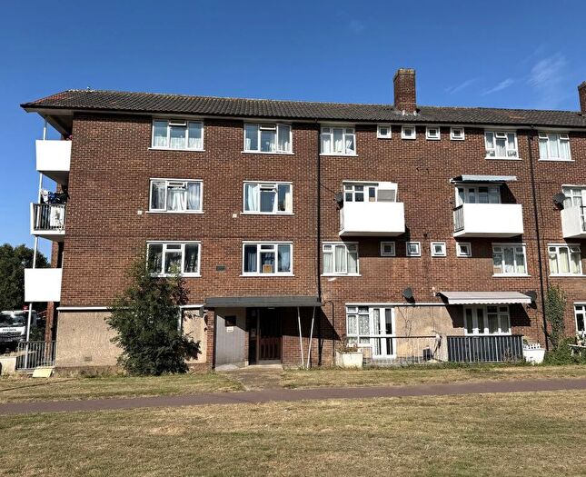3 Bedroom Maisonette For Sale In Rams Grove, Romford, RM6