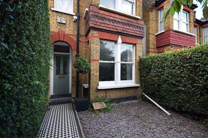 6 Bedroom Semi-Detached House To Rent In Nether Street, North Finchley, N12
