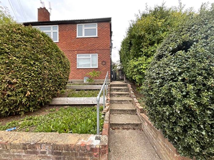 2 Bedroom Maisonette To Rent In Roding Lane North, Woodford, Essex, IG8