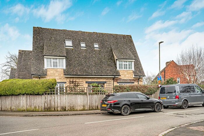 4 Bedroom Detached House For Sale In Shipton Road, Woodstock, OX20