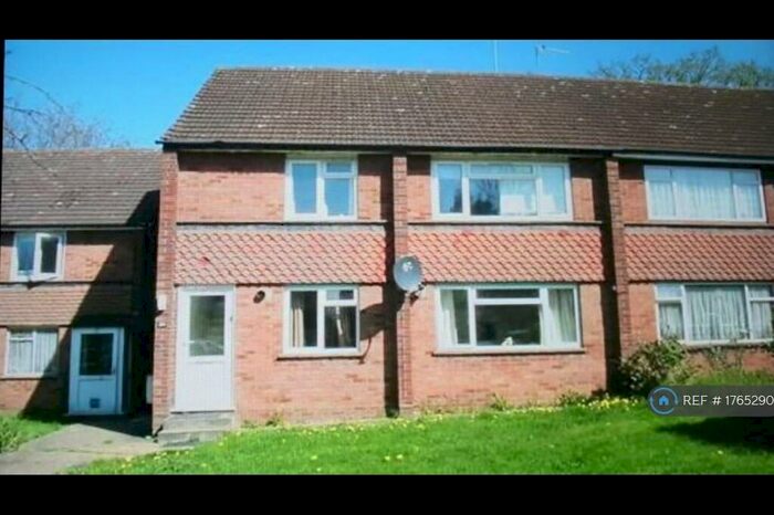 2 Bedroom Maisonette To Rent In Summit Close, Edgware, HA8