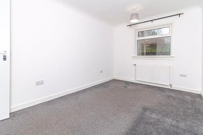 3 Bedroom Flat To Rent In Nobleston Estate, Alexandria, G83
