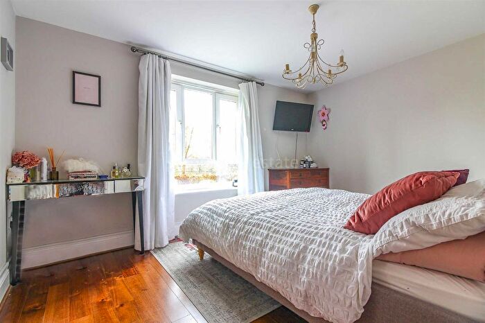 2 Bedroom Flat To Rent In Chelsea Mews, Wanstead, E11