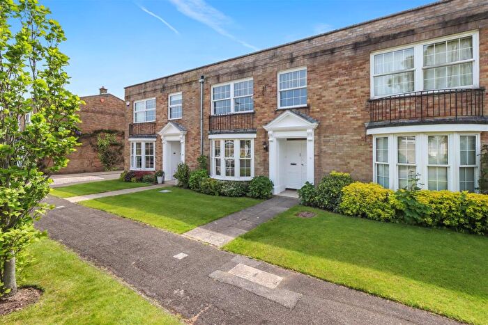 3 Bedroom Terraced House To Rent In Courtenay Place, Lymington, SO41