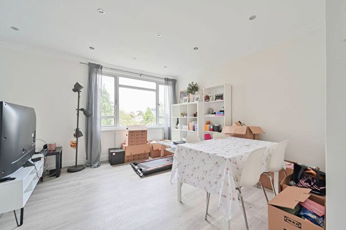 3 Bedroom Flat To Rent In Stratford Road, Watford, WD17