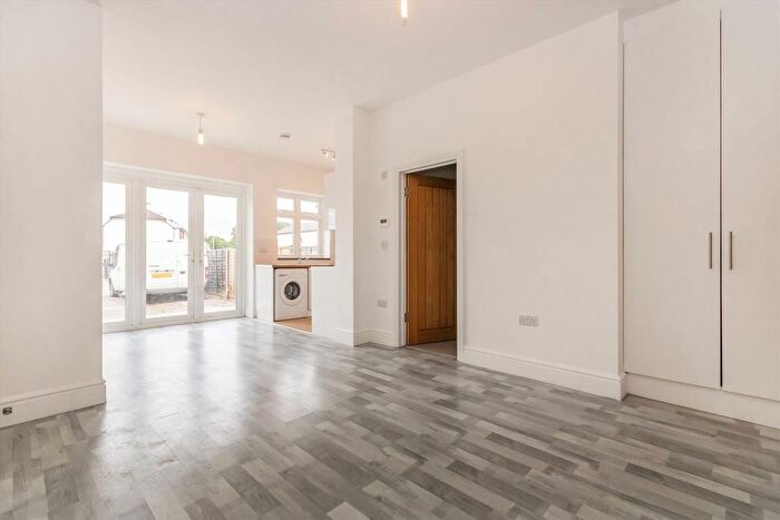 2 Bedroom Flat To Rent In Tolworth Rise South, Tolworth, KT5