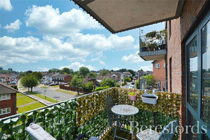 1 Bedroom Apartment For Sale In Dreywood Court, Squirrels Heath Lane, RM2