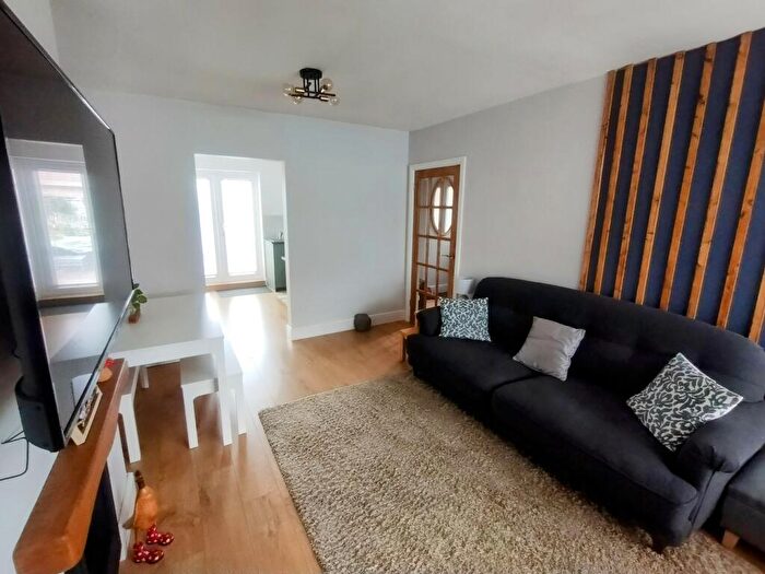 3 Bedroom End Of Terrace House For Sale In Exton Avenue, Luton, LU2
