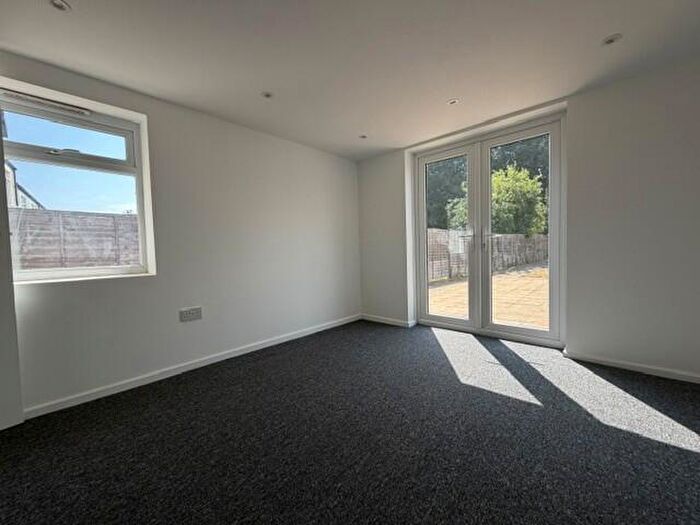 4 Bedroom Semi-Detached House To Rent In Dunstable Road, Luotn, Beds, LU4