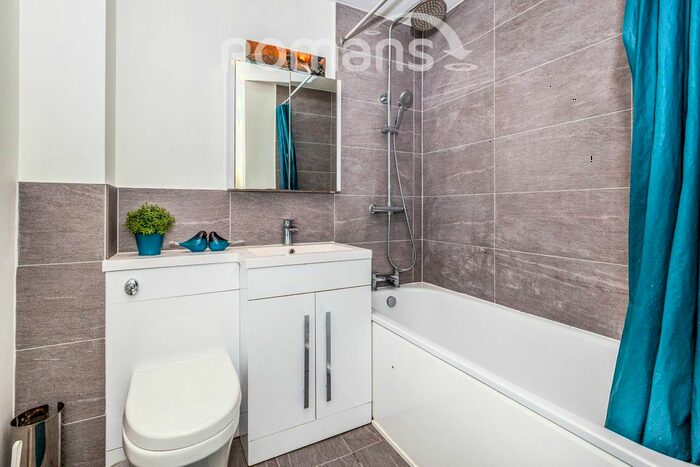 2 Bedroom Flat To Rent In Littlebrook Avenue, Burnham, Slough, SL2