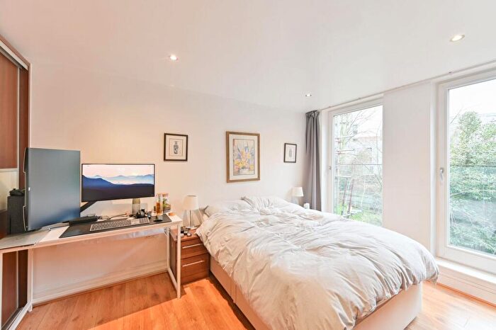 2 Bedroom Flat To Rent In Walden Building, St John's Hill, London, SW11