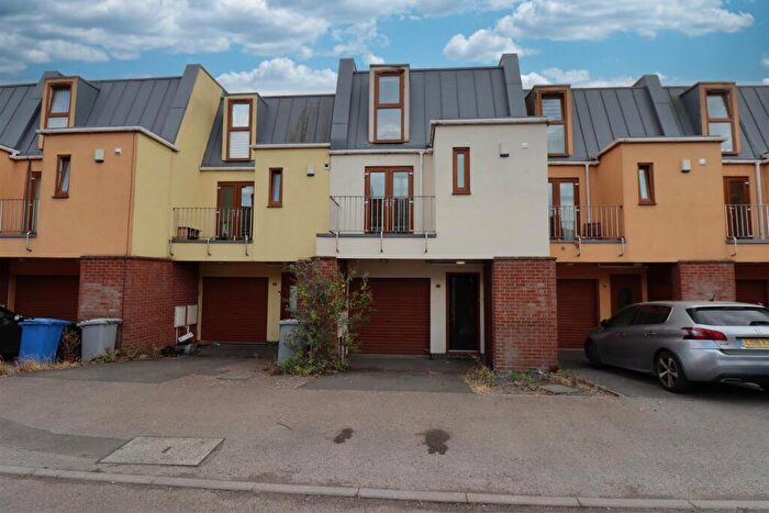 3 Bedroom Terraced House To Rent In Cornwall Road, Kettering, NN16