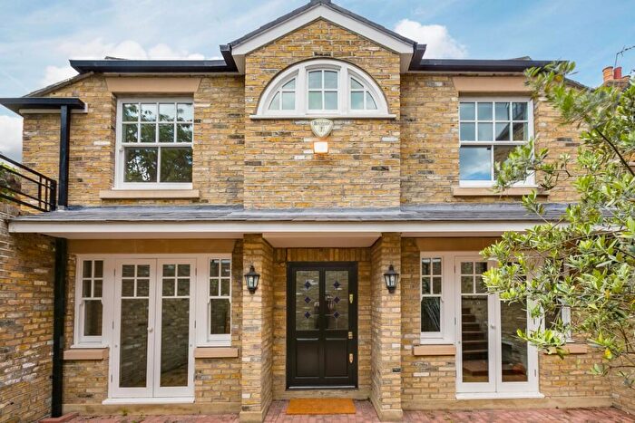 3 Bedroom Detached House To Rent In Station Road London, SW13