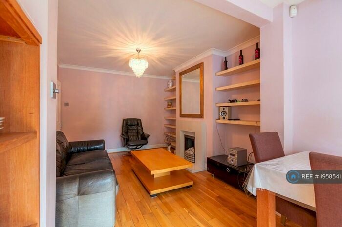 5 Bedroom Semi-Detached House To Rent In Pymmes Green Road, London, N11