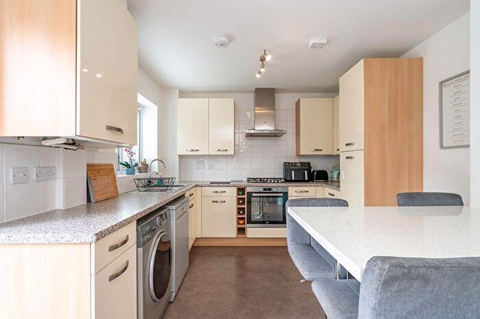 3 Bedroom Semi-Detached House For Sale In Stoney Meadow, Chichester, PO20