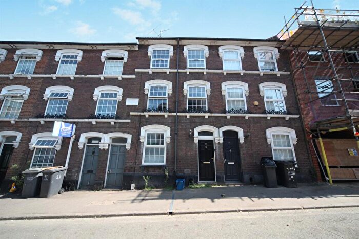 4 Bedroom Town House For Sale In Liverpool Road, Luton, LU1