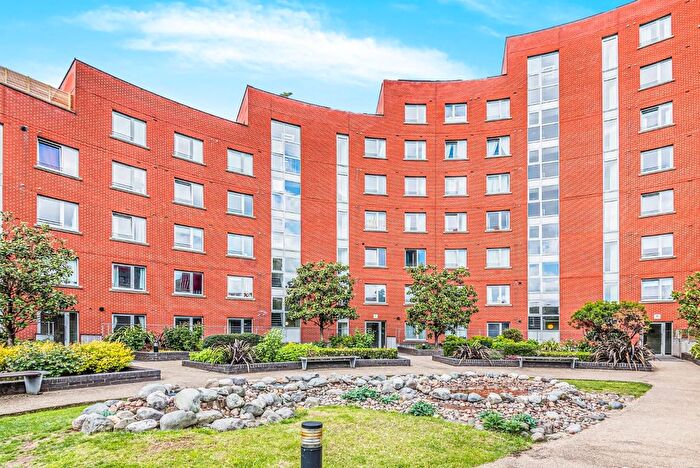 2 Bedroom Flat For Sale In Eden Grove, Islington, London, N7