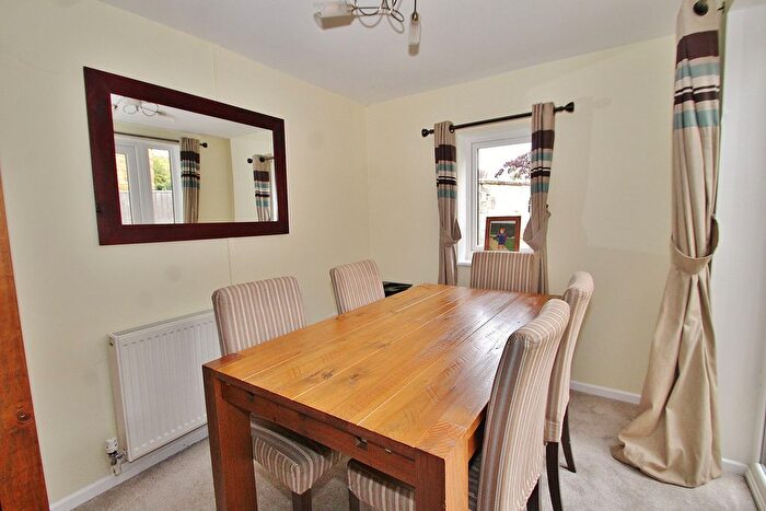 3 Bedroom End Terrace House For Sale In Ralegh Crescent, Witney, OX28